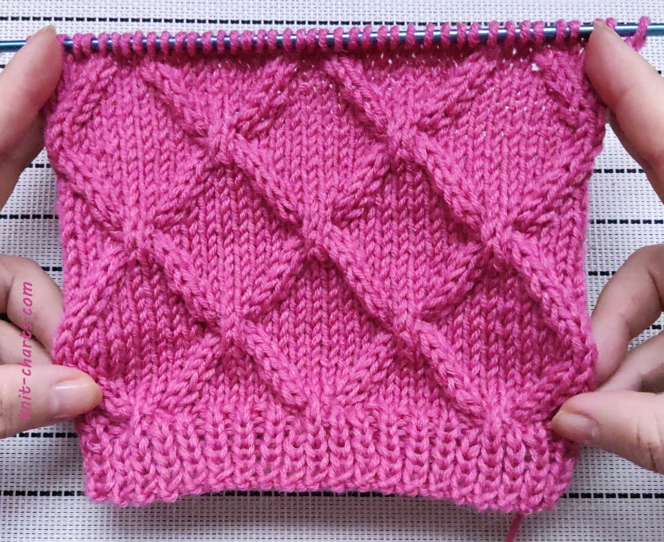 Free Knitting Patterns - Crossed Diamonds Stitch Knitting Pattern