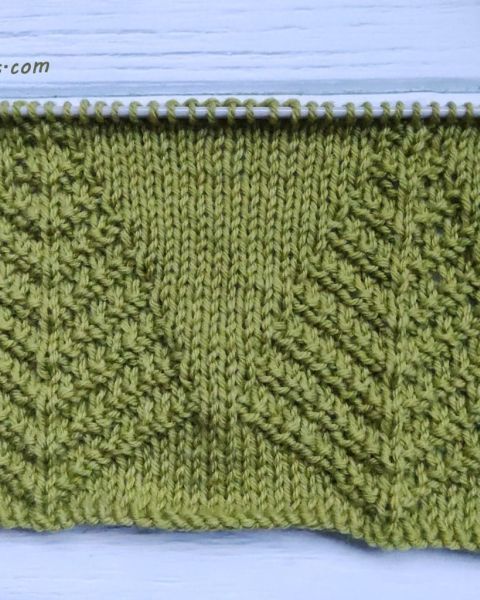 Knitting pattern with Christmas tree