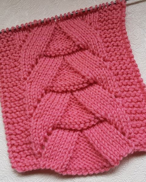 Central and Raglan Stitch Knitting Pattern